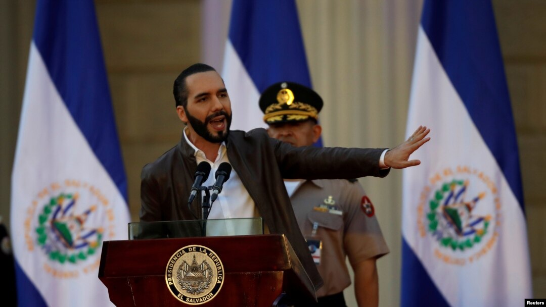 Desde el inicio de la emergencia sanitaria causada por la pandemia del coronavirus, el gobierno salvadoreño se ha visto envuelto en denuncias de parte de ciudadanos así como de la oposición sobre el manejo de la situación.