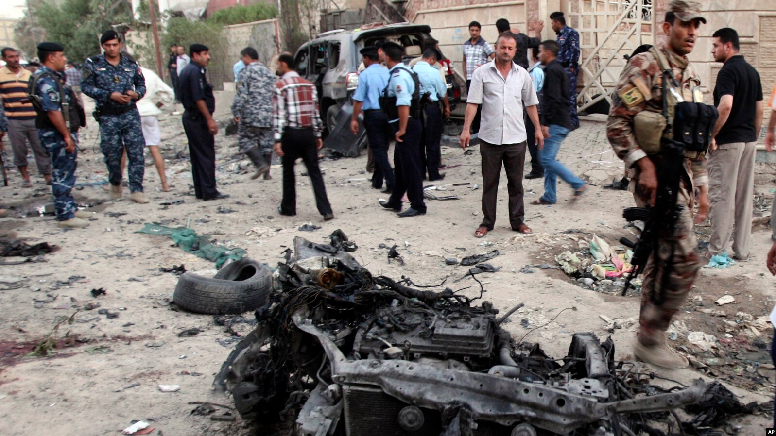 Serangan bom mobil di kawasan Syiah di Basra, Iraqk selatan hari Minggu (14/7).