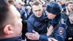 Tokoh oposisi Rusia, Alexei Navalny ditahan oleh polisi saat memimpin demonstrasi di Moskow, akhir Maret lalu (foto: ilustrasi).