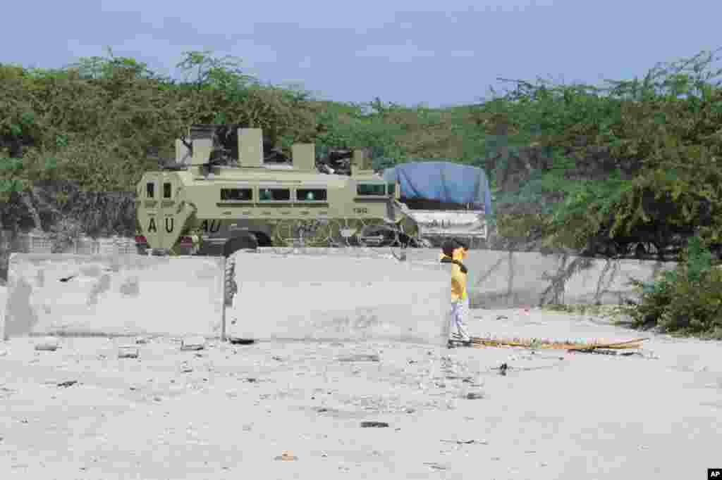 An African Union armored personnel carrier enters the heavily-fortified AMISOM Headquarters in Mogadishu. (VOA - P. Heinlein)