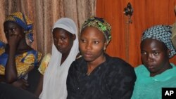 Chibok shahrida o'g'irlangan ayrim qizlar jangarilar qo'lidan qochishga muvaffaq bo'lgan. O'quvchilar Nigeriya hukumat mutasaddilar bilan ko'rishayapti. 2-iyun, 2014-yil.