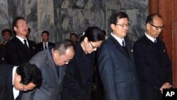 지난 27일 김정일 위원장 빈소에서 조문하는 황혜로 '자주통일과 민주주의를 위한 코리아연대' 공동대표(가운데)