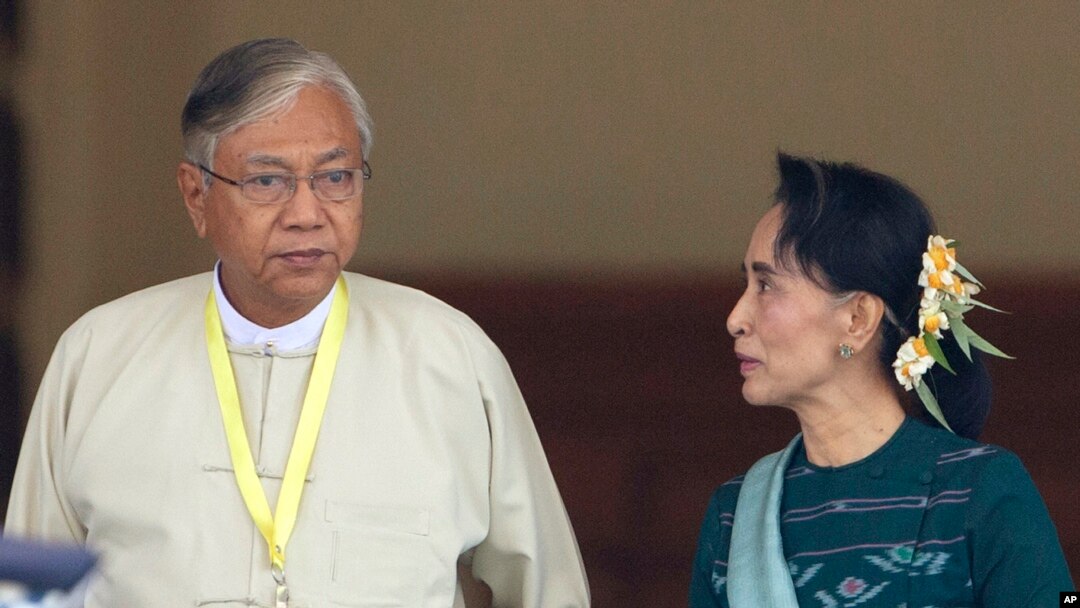 Htin Kyaw (kiri), kiri, presiden terpilih Myanmar bersama pemimpin partai NLD Aung San Suu Kyi (kanan), di kantor di Naypyitaw, Myanmar (15/3).