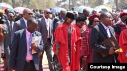 Unkosikazi Grace Mugabe lomsekeli kaMongameli welizwe, uNkosikazi Joice Mujuru, basanda kuthola izicoco zePHDs eUniversity of Zimbabwe. (Courtesy photo)