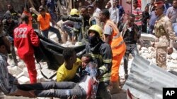 Les secouristes emmènent un homme blessé dans une explosion à Mogadiscio, Somalie, le 4 février 2019.