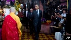 President Barack Obama visits the Jade Emperor Pagoda in Ho Chi Minh City, Vietnam, Tuesday, May 24, 2016. The Jade Emperor Pagoda is one of the most notable and most visited cultural destinations in Ho Chi Minh City. (AP Photo/Carolyn Kaster)