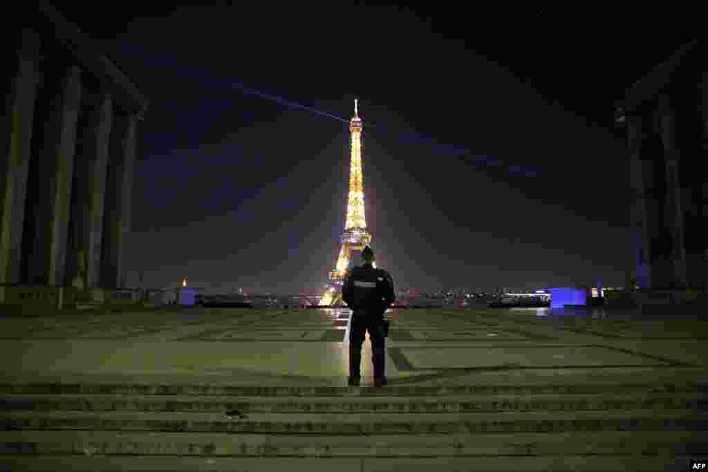 신종 코로나바이러스 확산으로 야간 통행 금지령이 내려진 프랑스 파리에서 에펠탑이 환하게 불을 밝혔다.