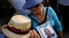 ARCHIVO - Una simpatizante del candidato presidencial opositor Edmundo González participa en un mitin en Caracas, el 13 de junio de 2024.