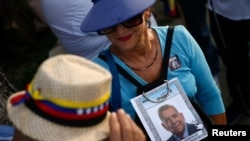 ARCHIVO - Una simpatizante del candidato presidencial opositor Edmundo González participa en un mitin en Caracas, el 13 de junio de 2024.
