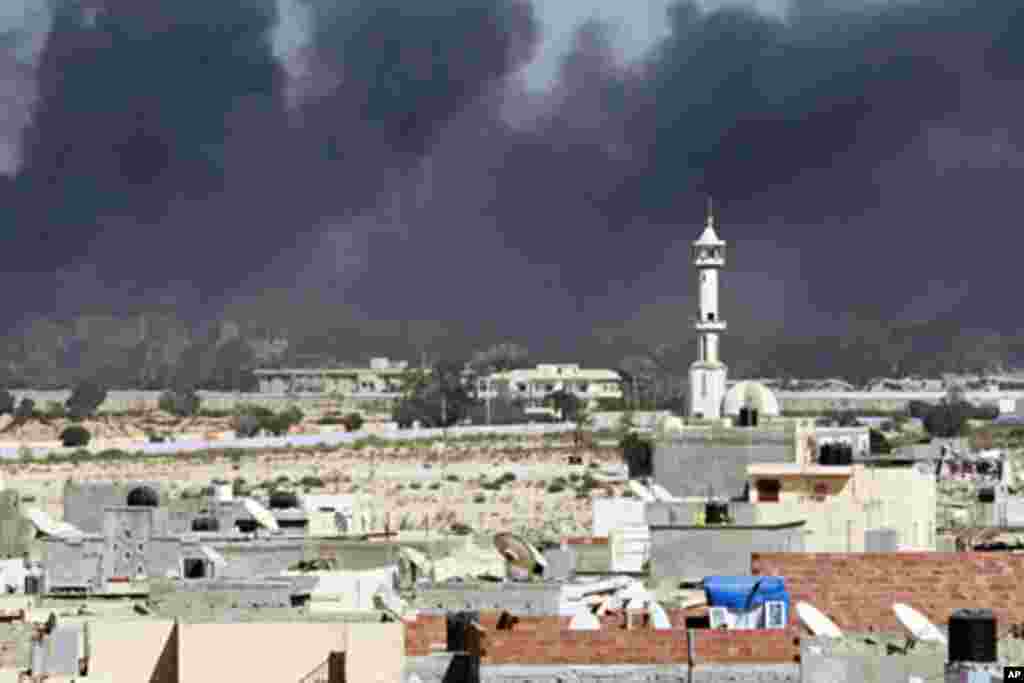 Smoke rises above downtown Tripoli following fighting at Bab Al-Aziziya compound August 23, 2011