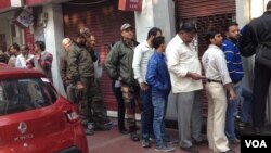 Antrian nasabah di luar sebuah bank di New Delhi terlihat lebih pendek dibanding minggu lalu. (A. Pasricha/VOA).