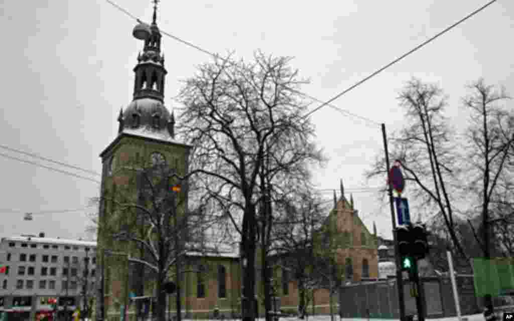 始建于1694年的奥斯陆大教堂。王室和政府经常在这里举行公共活动。挪威国家教会属于基督教路德派。挪威在1964年修改宪法，允许宗教自由，但国王依宪法必须宣示遵从路德教派并任挪威国教首领。