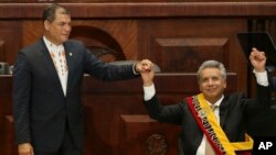 ARCHIVO - En esta foto del 24 de mayo de 2017, el ex presidente de Ecuador, Rafael Correa, levanta la mano junto con el actual presidente de la nación andina Lenín Moreno, durante el acto de juramentación de Moreno, en Quito. Los dos líderes que pertenecían al mismo partido se han distanciado considerablemente desde entonces.