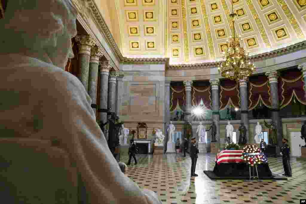고 루스 베이더 긴즈버그 미국 연방대법관의 관이 추모객들이 조문할 수 있도록 워싱턴 연방의사당 중앙홀에 안치됐다.