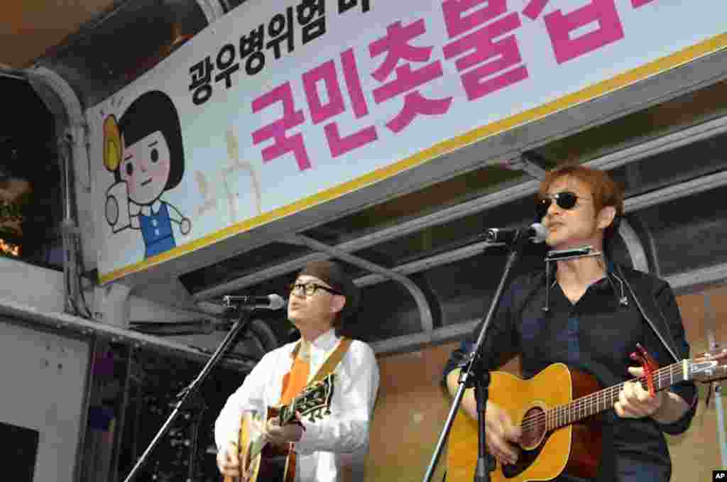 Musicians performing at the anti-US beef rally in Cheonggye Plaza. (S. Herman/VOA)