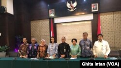 Ketua Pansel Capim KPK Yenti ( Tengah) bersama anggota pansel lainnya dalam konferensi pers di Gedung Sekretariat Negara, Jakarta, Senin, 5 Agustus 2019. (Foto: VOA/Ghita Intan)