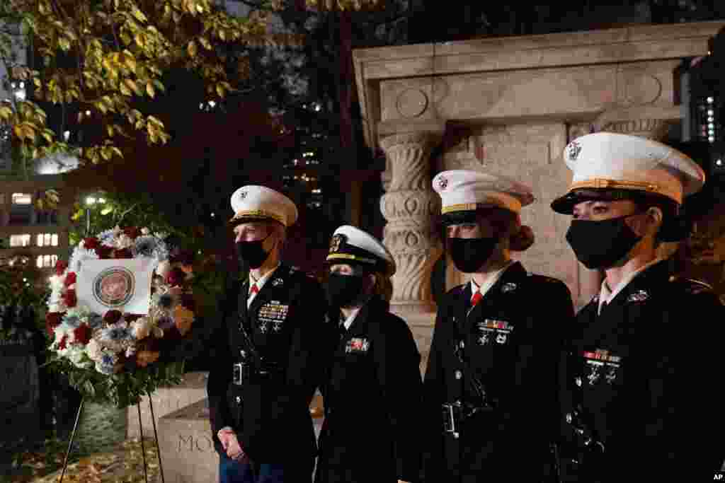 미국 뉴욕 맨해튼의 메디슨 스웨어 파크에서 미국 재향군인의 날을 맞아 열린 헌화식에 해군과 해병대 의장대가 참가했다. 이 날 헌화식 후 100대의 차량행렬이 이어졌다.