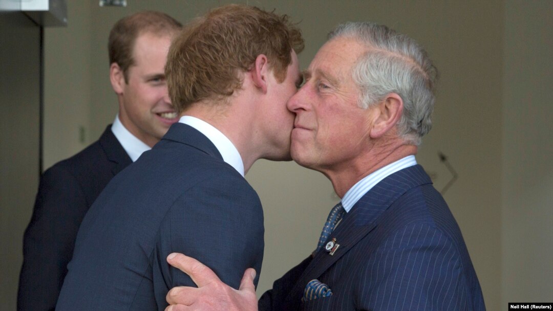 Pangeran Harry dari Inggris menyapa ayahnya Pangeran Charles sebelum menghadiri pertemuan Ketenagakerjaan Pemimpin Bisnis di London timur 10 September 2014. (Foto: REUTERS/Neil Hall)