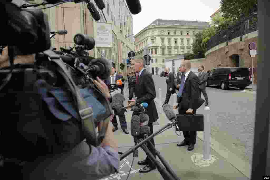 گفتگوی فیلیپ هاموند وزیر خارجه بریتانیا با خبرنگاران حاضر در مقابل هتل کوبورگ وین محل برگزاری مذاکرات اتمی ایران و گروه ۱+۵