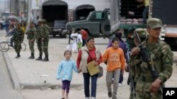 Tentara Kolombia turun ke jalan-jalan setelah demonstrasi yang mendukung pemogokan buruh tani berakhir dengan kerusuhan di Bogota (30/8). 