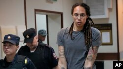 ARCHIVO - La estrella de la WNBA Brittney Griner es escoltada fuera del tribunal después de una audiencia en Khimki, en las afueras de Moscú, el 4 de agosto de 2022. EEUU negoció con éxito un intercambio para Griner.