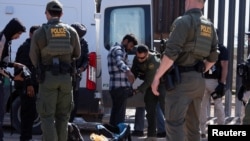 ARCHIVO - Agentes de la Patrulla Fronteriza de EEUU registran a migrantes antes de transportar al grupo a un centro de procesamiento en una sección remota de la frontera con México en el este de Sasabe, Arizona, Estados Unidos, el 9 de marzo de 2024.