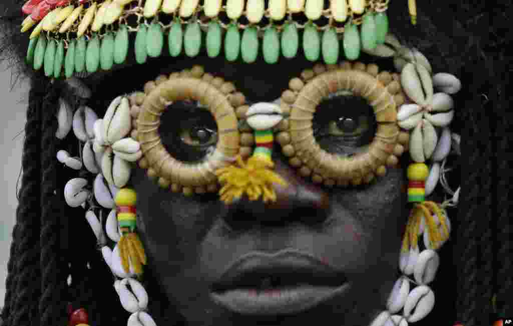 Two fans show their true colors at the Olympic Games in Rio de Janeiro, Brazil, Aug. 8, 2016. (P. Brewer/VOA)