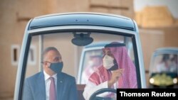 محمد بن سلمان، ولیعهد عربستان سعودی، در دیدار با مصطفی کاظمی، نخست وزیر عراق، در حال بازدید از حومه رياض.