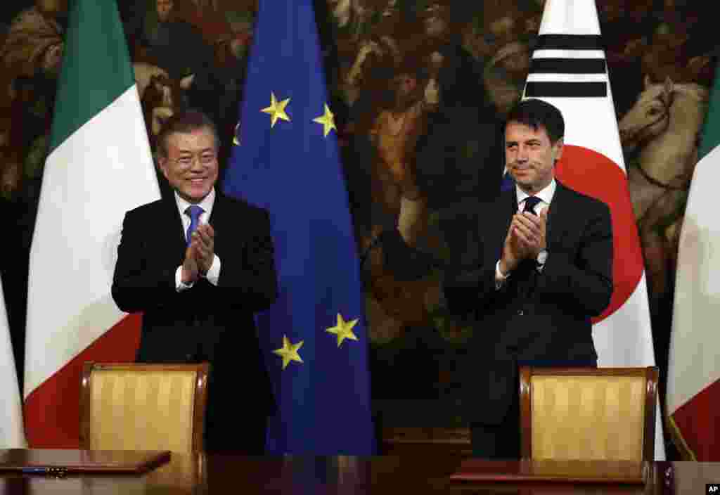 문재인 한국 대통령과 주세페 콘테 이탈리아 총리가 총리궁인 팔라조 키지에서 회담을 한 뒤 기자회견을 가지고 있다. 두 정상은 한반도의 비핵화가 완전하고 검증가능하며 불가역적인 방식으로 이뤄줘야 한다는 데 의견을 같이했다.&nbsp;