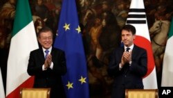 Perdana Menteri Italia Giuseppe Conte (kanan) dan Presiden Korea Selatan Moon Jae-in saat bertemu di kantor Perdana Menteri Istana Chigi di Roma, Rabu, 17 Oktober 2018.
