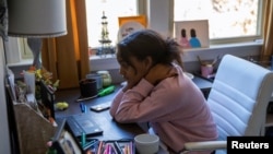 Seorang siswa Fulton Country Public Schools mengikuti pembelajaran secara daring dari rumahnya di Milton, Georgia, pada 4 Januari 2022. (Foto: Reuters/Alyssa Pointer)