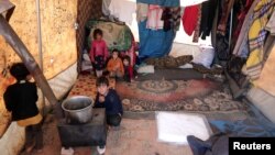 Фото: діти з Сирії, які полишили свої домівки, перебувають у наметі в провінції Азаз в Сирії, 22 лютого 2020 року