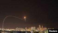El rastro de misiles lanzados desde la Franja de Gaza ilumina la noche en Israel el 16 de mayo de 2021.