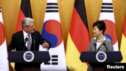 2015年10月12日德国总统高克（左）与韩国总统朴槿惠（右）在联合新闻发布会
