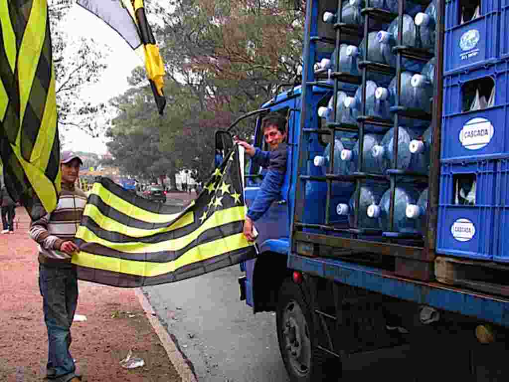 Oscar Torresilla (43), distribuidor de bebidas, frenó su camión para comprar una bandera de Peñarol. Dijo que ser hincha del "carbonero" es "lo más grande, un sentimiento".