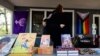 Sejumlah buku dipamerkan dalam acara baca bersama di toko buku Common Ground Bookstore, di Tallahassee, Florida untuk menentang pelarangan buku-buku pengetahuan reproduksi, 21 Maret 2023. (Foto: Colin Hackley/Reuters)