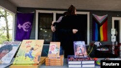 Sejumlah buku dipamerkan dalam acara baca bersama di toko buku Common Ground Bookstore, di Tallahassee, Florida untuk menentang pelarangan buku-buku pengetahuan reproduksi, 21 Maret 2023. (Foto: Colin Hackley/Reuters)