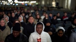 Umat ​​Katolik berdoa selama doa Rosario untuk Paus Fransiskus di Lapangan Santo Petrus di Vatikan, Kamis, 6 Maret 2025.