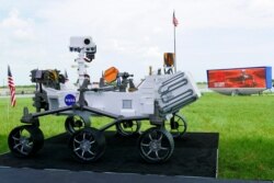 Una réplica del vehículo explorador Perseverance Mars 2020 lanzado por la NASA hacia Marte el 30 de julio de 2020.