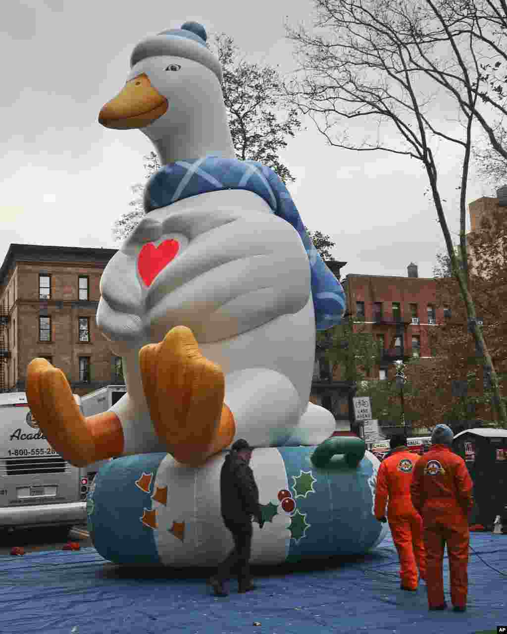 Las autoridades controlan la intensidad de los vientos para determinar si los globos gigantes con la imagen de populares dibujos animados como Bon Esponja y Charlie Brown, y hasta un globo gigante del Pato Aflac puedan volar.