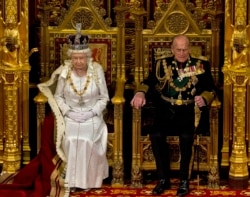 Ratu Inggris Elizabeth II duduk di sebelah Pangeran Philip di House of Lords, saat menunggu untuk membacakan Pidato Ratu di hadapan anggota parlemen Inggris di London, 9 Mei 2012.