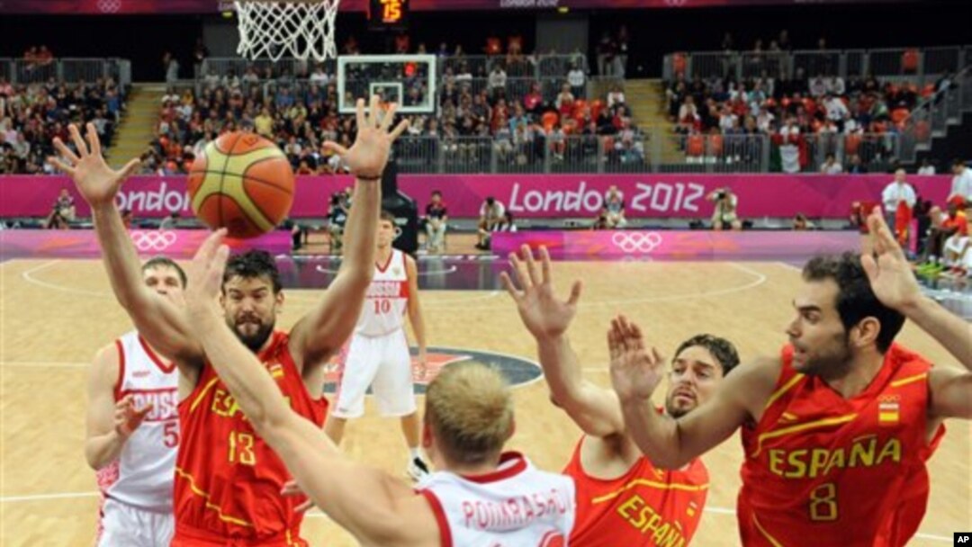 Tim bola basket Spanyol (kostum merah-merah) berhasil mengalahkan tim Rusia (putih) melalui pertandingan ketat dalam olimpiade London hari Jumat (10/8). 