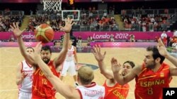 Tim bola basket Spanyol (kostum merah-merah) berhasil mengalahkan tim Rusia (putih) melalui pertandingan ketat dalam olimpiade London hari Jumat (10/8). 