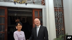 Burma democracy icon Aung San Suu Kyi (L) shakes hands with British Foreign Secretary William Hague ahead of a meeting at the British ambassador's residence in Rangoon on January 5, 2012.