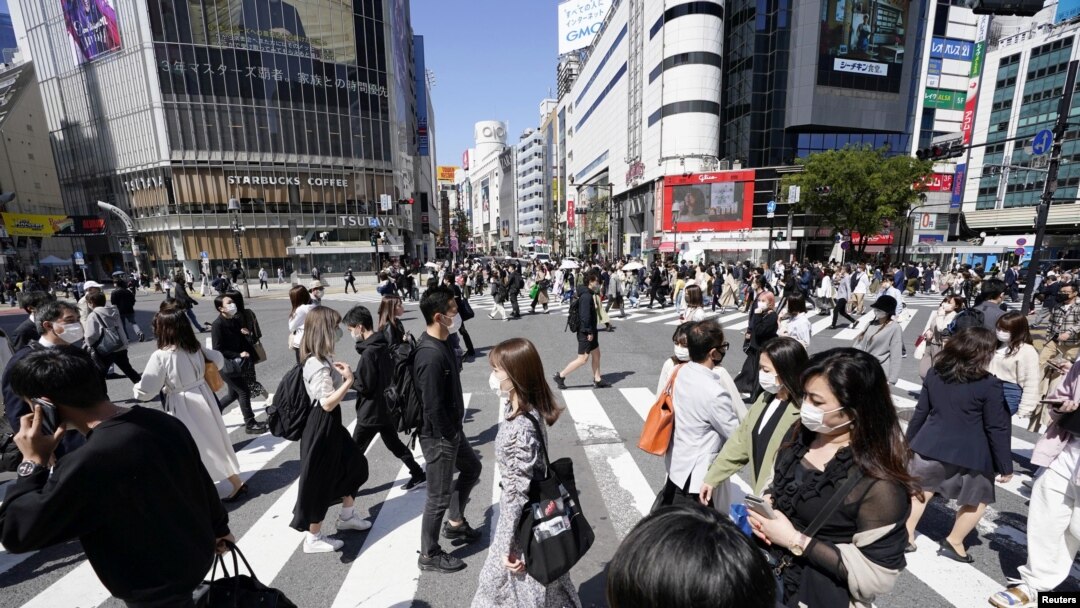 Pejalan kaki mengenakan masker saat melintasi persimpangan Shibuya di tengah pandemi COVID-19 di Tokyo, Jepang, 23 April 2021. (Kyodo via REUTERS)
