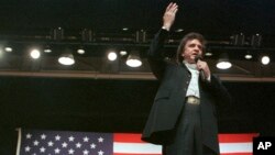 En esta foto de archivo se ve al legendario cantante country Johnny Cash actuando en Jackson, Tennessee., en octubre de 1986. 