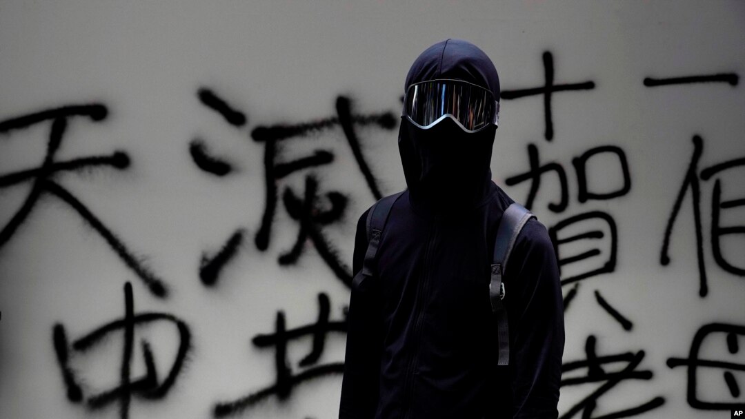 China prohibió la mayoría de los envíos de ropa y otras prendas negras a Hong Kong, usadas por los manifestantes en las protestas. Foto AP.