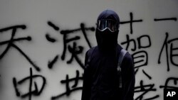 China prohibió la mayoría de los envíos de ropa y otras prendas negras a Hong Kong, usadas por los manifestantes en las protestas. Foto AP.