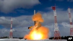 Rudal balistik antar-benua Sarmat lepas landas dari landasan peluncuran Plesetsk di Rusia barat laut, Jumat, 30 Maret 2018. (Foto: Kementerian Pertahanan Rusia via AP/videograb)