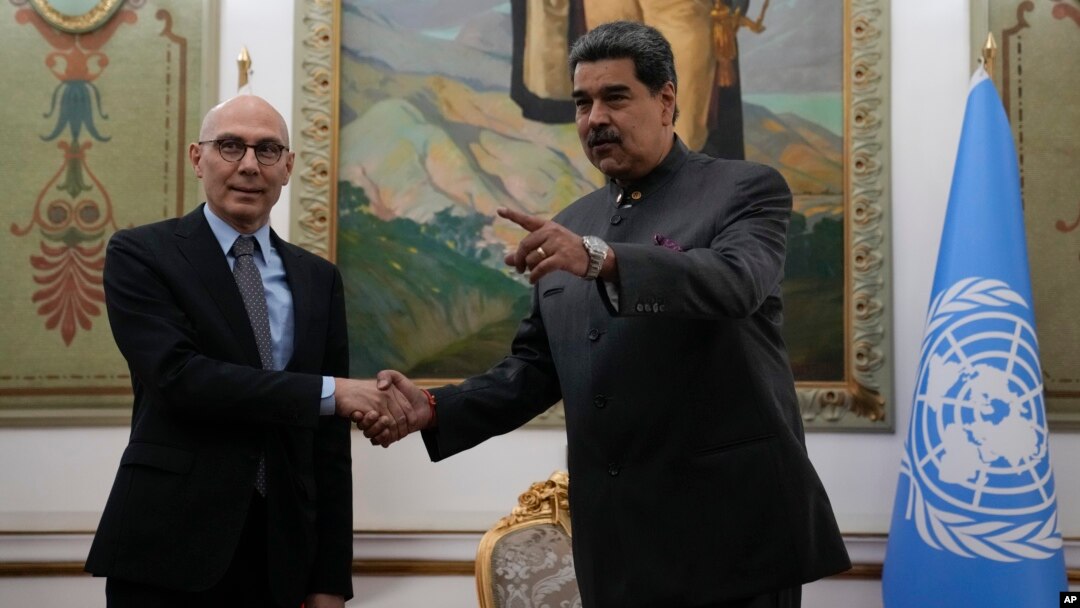 El Alto Comisionado de la ONU para los derechos humanos, Volker Türk, estrecha la mano del presidente venezolano Nicolás Maduro, quien gesticula durante una reunión en el palacio de Miraflores, en Caracas, el 27 de enero de 2023.